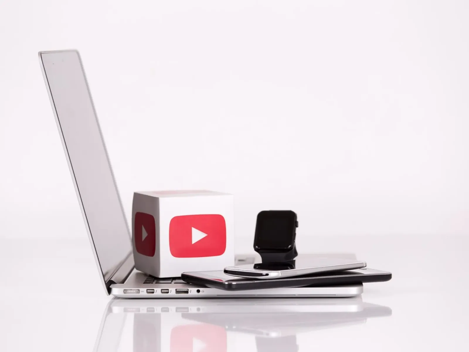 When Is the Best Time to Post on YouTube? Data-Backed Times by Day, Niche and Time Zone (2026)